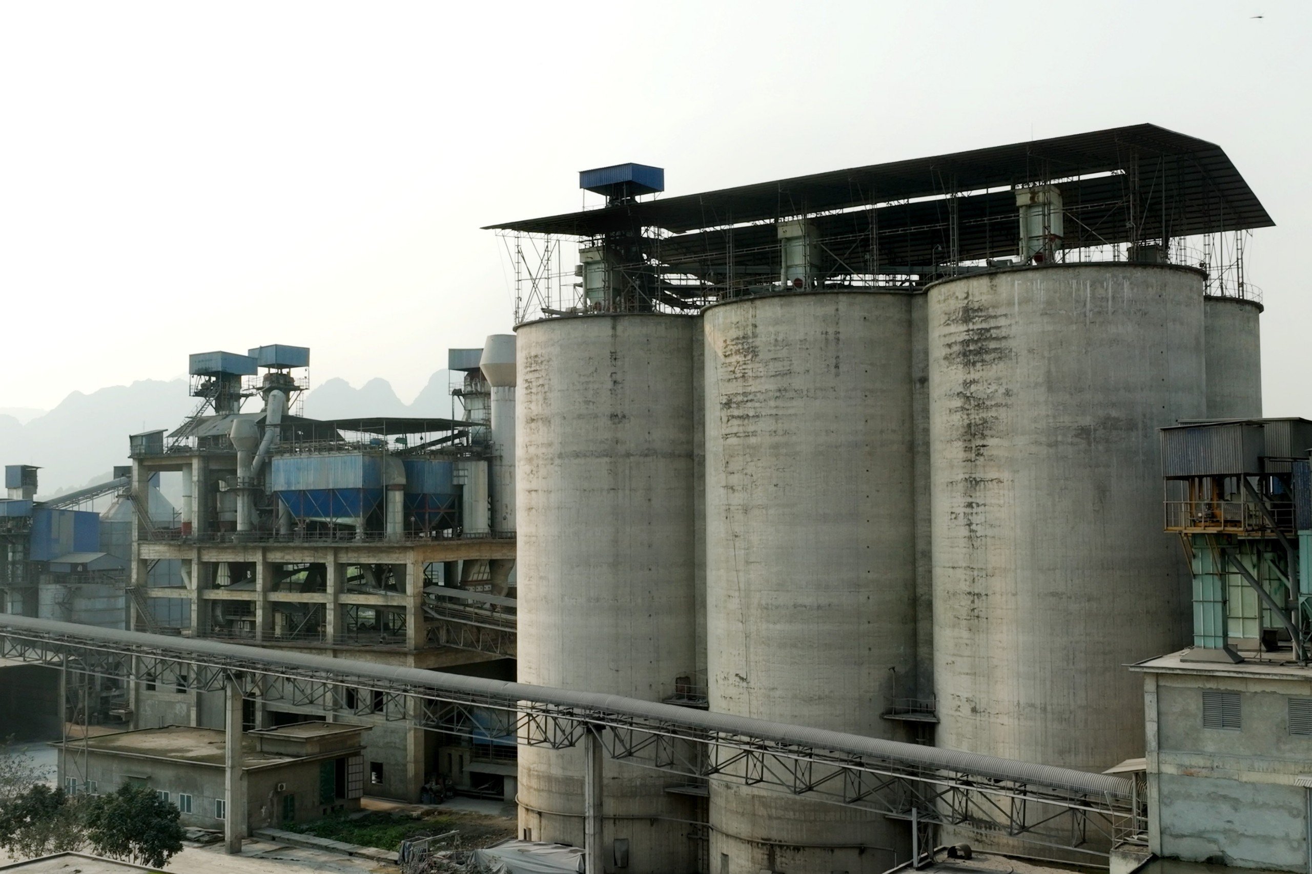 Hệ thống máy móc tiên tiến, tự động hóa đồng bộ tại nhà máy Xi măng Trung Sơn.